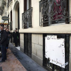 Varios cartones tapan una ventana del despacho de Rato, en la calle Castelló de Madrid.