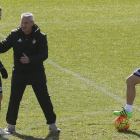 Fabri da instrucciones a sus jugadores durante el entrenamiento de la Deportiva. L. DE LA MATA