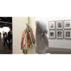 A la izquierda, escultura de Daniel Verbis; derecha, una de las dos galerías que exhiben fotografías del leonés Alberto García-Alix.