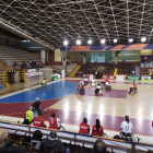 Un momento del partido de la selección española de balonmano en silla de ruedas en el Palacio de Deportes. P. R.