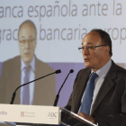 El gobernador del Banco de España, Luis María Linde, durante un acto celebrado ayer.