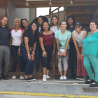 El grupo de alumnas participantes con las autoridades locales y representantes de Cruz Roja. CAMPOS