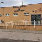 La fachada del Polideportivo de Valdefresno amaneció con varias pintadas tras la fiesta. DL