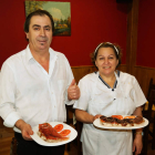 Natalio y Sofía en el comerdor de su restaurante, Casa Natalio, en la calle Suero de Quiñones.