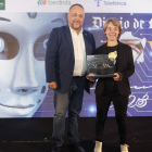 Elena Fernández, madre de Carmen Salvadores, recogió el premio de jóvenes valores de Gerardo Álvarez Courel. RAMIRO
