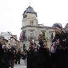 Las águedas de Santa María pusieron la nota folklórica a la plaza Mayor.