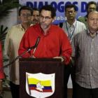 Pastor Alape (centro), negociador de las FARC, flanqueado por otros miembros de su delegación, este martes en La Habana.