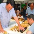 Un momento de la simultánea de ajedrez en La Bañeza con Roberto Enjuto