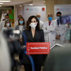 La presidenta de la Comunidad de Madrid, Isabel Díaz Ayuso durante su visita el pasado viernes al hospital Carlos III de Madrid. EFE / DAVID FERNÁNDEZ