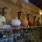 Dos imágenes de la colección del Museo del Botijo de Toral de los Guzmanes en las que se aprecia la rica variedad en formas y decoraciones de las piezas expuestas. DL