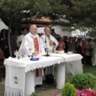 Los vecinos de Carrizo prepararon un trono de flores para su patrona en la explanada de la ermita.