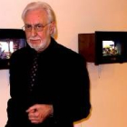 El artista Pagespetit posa con algunos de sus belenes