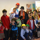 El doctor Ilusión y Beatriz Gallego, con los niños.