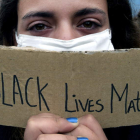 Una joven se manifiesta contra el racismo y la brutalidad policial en Lisboa.
