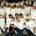 El pastelero Julián Arranz y el chef Jesús Prieto, en primera línea, junto a algunos cocineros de la India.