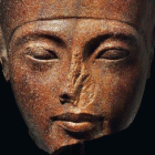 Rostro de la escultura de Tutankamón en cuarcita.