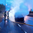 El vehículo, un Toyota Auris, quedó completamente calcinado. BOMBEROS DE PONFERRADA