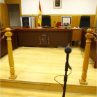 Sala de vistas de los juzgados de León, antes de celebrarse una sesión. RAMIRO