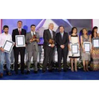 Foto de familia de los galardonados con los Premios Francisco de Cossío, con Herrera y Luis del Olmo