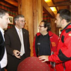 Valentín Ruiz y Luis Aznar -”en el centro-”, ayer, en Riaño.