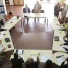 Varios operarios trabajando a la altura del puente Fernández Casado