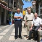 Los veteranos músicos posan en una céntrica calle bañezana