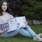 Sara Antón posa con el primer ejemplar de ‘El Papón’, el juego de la Semana Santa creado por ella. RAMIRO