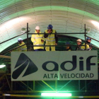 Imagen de operarios en el interior del túnel en el que ocurrieron los accidentes