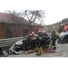 Efectivos del cuerpo de Bomberos tratan de excarcelar a uno de los heridos.