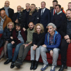 Foto de familia de los fotógrafos que participan en ‘León Press Photo’ con el presidente de la Diputación y el alcalde de León. RAMIRO