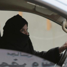 Aziza al-Yousef, una de las activistas detenidas, conduce de forma clandestina un vehículo por una autopista de Riad.