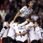 Los futbolistas del Valencia festejan el gol marcado por el delantero brasileño Jonas.