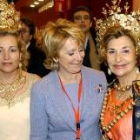 Esperanza Aguirre, en el centro, durante su visita de ayer a Fitur