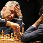 Vassily Ivanchuk, concentrado en el tablero, durante un movimiento de la primera semifinal frente a Nihal Sarin. FERNANDO OTERO