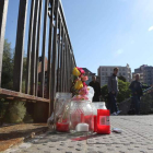 Imagen de la pasarela de la Condesa con flores en recuerdo de Isabel Carrasco.