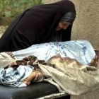 Una mujer iraquí llora sobre el cadáver de su hijo, aspirante a policía