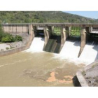 La espuma apareció aguas abajo del embalse de Peñarrubia, en la imagen.