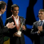 Contador tras recibir su premio de manos de Pedro Delgado.