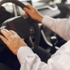 El estudio plantea la decisión de dejar de conducir más allá de la prohibición legal. FIRMA