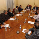 Un momento de la reunión de los alcaldes con Miguel Alejo y Agustín Turiel.