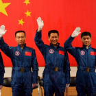 Astronautas chinos, en 2005, en el centro del lanzamiento de satélites Jiuquan.