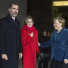 El rey, la reina y la canciller poco antes de reunirse.