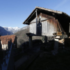 Vista de un hórreo en un pueblo de Picos de Europa. JESÚS F. SALVADORES