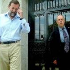 Rajoy y Fraga salen de la residencia de verano que el presidente de la Xunta tiene en Perbes