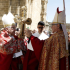 Juan Antonio Menéndez recibe a las puertas de la catedral la Cruz de santo Toribio. MARCIANO
