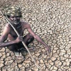 Un granjero en sus sedientas tierras en Gauribidamur, el la India.