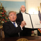 Trump firma su proclamación en la sala de recepciones diplomáticas de la Casa Blanca. JIM LO SCALZO