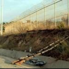 Con escaleras hechas por ellos, 500 subsaharianos intentaron saltar la valla fronteriza con Melilla