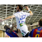 El lateral asturiano Álex Costoya se eleva sobre la defensa del Barcelona durante el partido de Liga disputado en el Palacio. JESÚS F. SALVADORES
