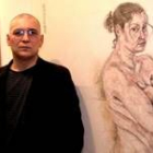 El artista gallego posa junto a una de sus obras